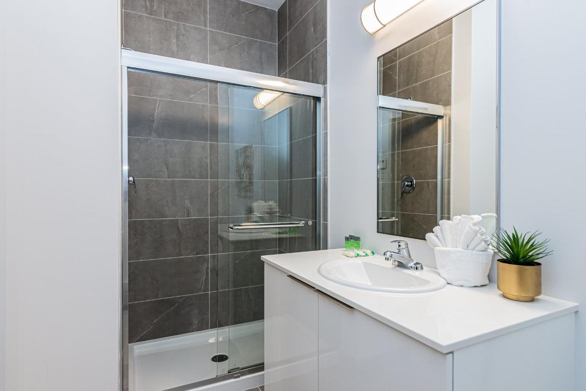 Wonderful New Studio Close To Mount Royal By Den Stays Montreal Room photo